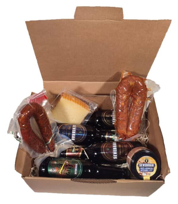 Estuche cartón con cervezas artesanas, cuña de queso, chorizo, salchichón y paté de cerveza